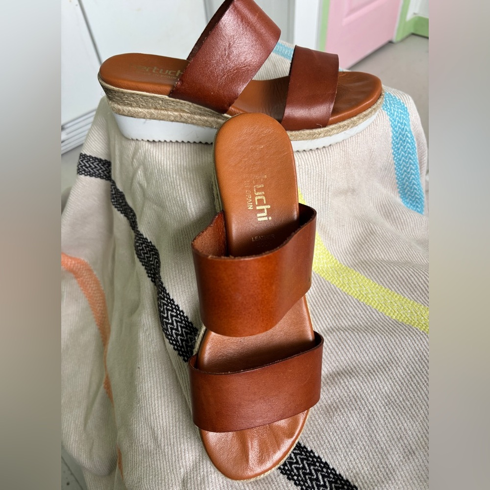 Bertuchi Women's Tan Wedge Sandals